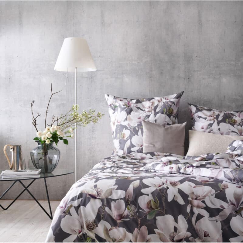 Apelt Bettwäsche-Garnitur Dorothy GOTS Blüten 135x200 + 80x80 cm Grau – Detailbild 1 – jetzt kaufen bei Lifetex - Textile Lebensqualität